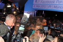 Horst Seehofer Facebook Party in München P1 - Interviews mit Horst Seehofer Gedränge alle Fernsehstationen