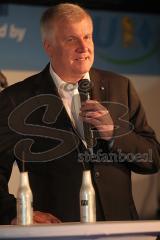 Horst Seehofer Facebook Party in München P1 - kurze Ansprache auf der Bühne mit Energy-Drink