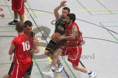 Herren Basketball - ESV Ingolstadt - MTV Ingolstadt - Markus Hedmanczyk (ESV) kommt von hinten um Wich (MTV) mit Ball zu stören