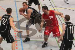Herren Basketball - ESV Ingolstadt - MTV Ingolstadt - mit Ball F. Apel kann sich von Zukanovic (50 MTV) lösen