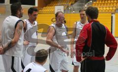 Basketball - ESV Ingolstadt - TSV Diedorf - Spielertrainer Wolfgang Kaiser gibt Anweisungen