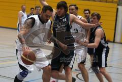 Basketball - ESV Ingolstadt - TSV Diedorf - links Chris Henze kämpft sich durch, rechts wartet Walter Hubatsch 15