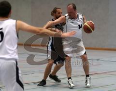 Basketball - ESV Ingolstadt - TSV Diedorf - rechts Spielertrainer Wolfgang Kaiser