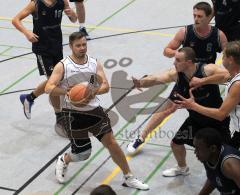 Basketball Herren  ESV Ingolstadt - Haunstetten - Marek Hetmanczyk läuft in die Abwehr