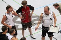 Basketball Herren  ESV Ingolstadt - Haunstetten - Spielertrainer Wolfgang Kaiser gibt Anweisungen