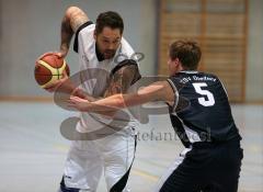 Basketball - ESV Ingolstadt - TSV Diedorf - links Chris Henze greift an