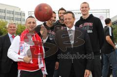 Basketball - FC Bayern Team holt Fahrzeuge bei Audi ab - Michael Renz (Leiter Vertrieb Deutschland) jougliert mit einem Basketball auf einem Stift
