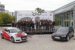Basketball - FC Bayern Team holt Fahrzeuge bei Audi ab - Teamfoto mit Michael Renz