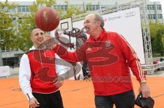 Basketball - FC Bayern Team holt Fahrzeuge bei Audi ab - Basketballfan jougliert unter Anleitung mit einem Basketball auf einem Stif