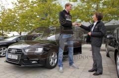 Basketball - FC Bayern Team holt Fahrzeuge bei Audi ab - Jan-Hendrik Jagla nimmt seinen Audi A4 entgegen