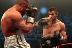 Fight-Night Profi-Boxen - München - Astrit Klimenta (weiße Hose Austria) gegen Andrej Pesic (schwarze Hose Serbien)