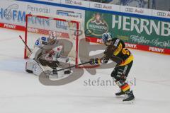 Penny DEL - Eishockey - Saison 2021/22 - ERC Ingolstadt - Fishtown Pinguin Bremerhaven -  B.Maxwell Torwart Bremerhaven - Frederik Storm (#9 ERCI) - Foto: Jürgen Meyer