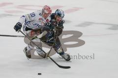 Penny DEL - Eishockey - Saison 2021/22 - ERC Ingolstadt - Schwenninger Wild Wings - Wayne Simpson (#21 ERCI) - Maximilian Adam (#10 Schwenningen) -  Foto: Jürgen Meyer