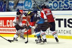 CHL - Champions Hockey League 2015 - ERC Ingolstadt - Frölunda HC - Brian Lebler (ERC 7) im Zweikampf mit Henrik Tömmernes und Lukas Bengtsson. Foto: Adalbert Michalik