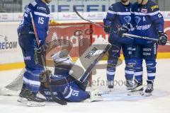 DEL - Eishockey - ERC Ingolstadt - Fischtown Pinguins - Saison 2016/2017 - Timo Pielmeier Torwart (#51 ERC) hat den Puck im Schoner versteckt - John Laliberte (#15 ERC) Brandon Buck (#9 ERC) und Jean-Francois Jacques (#44 ERC) im Hintergrund - Foto: Ralf 