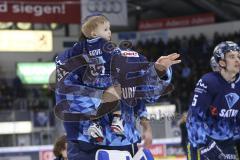 Im Bild: Jochen Reimer (#32 Torwart ERC) mit seinem Sohn auf dem Arm

Eishockey - Herren - DEL - Saison 2019/2020 -  ERC Ingolstadt - Düsseldorfer EG - Foto: Ralf Lüger
