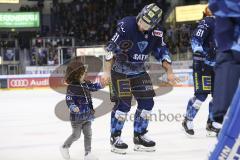Im Bild: Kris Foucault (#81 ERC) jubelt mit seinem Sohn und den Fans in der Fankurve

Eishockey - Herren - DEL - Saison 2019/2020 -  ERC Ingolstadt - Düsseldorfer EG - Foto: Ralf Lüger