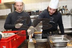 ERC Ingolstadt - Pantherdinner - Kris Sparre und Jeff Likens in der Küche
