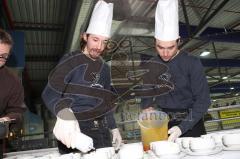 ERC Ingolstadt - Pantherdinner - Jeff Likens und Ian Gordon bereiten die Suppe vor