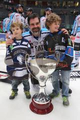 DEL - Playoff Finale - Kölner Haie KEC - ERC Ingolstadt - Deutscher Meister 2014 - Pokal Cup Tyler Bouck (12) mit seinen Kindern