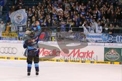 DEL - ERC Ingolstadt - Hamburg Freezers - Tim Conboy (4) jubelt zu den Fans mit seinem Kind auf dem Arm
