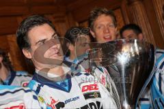 DEL - ERC Ingolstadt - Deutscher Meister 2014 - Eishockey - Meisterschaftsfeier - Ingolstadt Rathausplatz - nachdenklich Tyler Bouck (12) mit Pokal