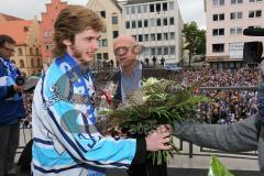DEL - ERC Ingolstadt - Deutscher Meister 2014 - Eishockey - Meisterschaftsfeier - Ingolstadt Rathausplatz - Ziga Jeglic (13) wird von Jiri Ehrenberger verabschiedet