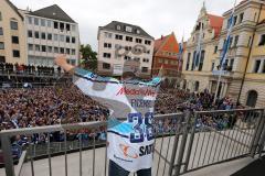 DEL - ERC Ingolstadt - Deutscher Meister 2014 - Eishockey - Meisterschaftsfeier - Ingolstadt Rathausplatz - Fanmeile - Jakub Ficenec (38) verabschiedet sich von den Fans, Tränen in den Augen und sprachlos