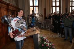 DEL - ERC Ingolstadt - Deutscher Meister 2014 - Eishockey - Meisterschaftsfeier - Ingolstadt Rathausplatz - Tyler Bouck (12) hält seine Rede als Kapitän mit Pokal