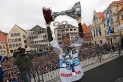 DEL - ERC Ingolstadt - Deutscher Meister 2014 - Eishockey - Meisterschaftsfeier - Ingolstadt Rathausplatz - Fanmeile - John Laliberte (15) mit Pokal