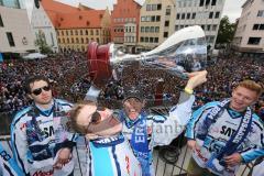 DEL - ERC Ingolstadt - Deutscher Meister 2014 - Eishockey - Meisterschaftsfeier - Ingolstadt Rathausplatz - Fanmeile Fest Party - Jared Ross (42) mit Pokal