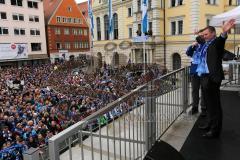 DEL - ERC Ingolstadt - Deutscher Meister 2014 - Eishockey - Meisterschaftsfeier - Ingolstadt Rathausplatz - Fans Fanmeile Fahnen Jubel, Cheftrainer Niklas Sundblad bedankt sich bei den Fans
