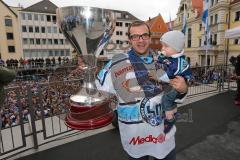 DEL - ERC Ingolstadt - Deutscher Meister 2014 - Eishockey - Meisterschaftsfeier - Ingolstadt Rathausplatz - Fanmeile - Thomas Greilinger (39) mit Pokal