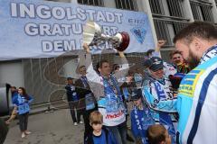 DEL - ERC Ingolstadt - Deutscher Meister 2014 - Eishockey - Meisterschaftsfeier - Ingolstadt Rathausplatz - Tyler Bouck (12) mit Pokal vor den Fans