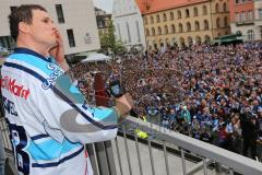 DEL - ERC Ingolstadt - Deutscher Meister 2014 - Eishockey - Meisterschaftsfeier - Ingolstadt Rathausplatz - Jakub Ficenec (38) bedankt sich bei den Fans, Tränen