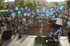 ERC Ingolstadt - Saisoneröffnungsfeier an der Saturn Arena - Luftballon steigen lassen mit Maskottchen Xaver
