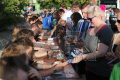 ERC Ingolstadt - Saisoneröffnungsfeier an der Saturn Arena - Autogrammstunde Fans