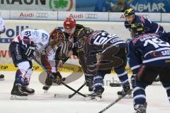 DEL - Eishockey - PlayOff - ERC Ingolstadt - Iserlohn Roosters - 1. Spiel - Bully Bassen Chad (Iserlohn 61) und Patrick Hager (ERC 52)
