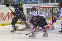DEL - Eishockey - PlayOff - ERC Ingolstadt - Iserlohn Roosters - 1. Spiel - John Laliberte (ERC 15) York Mike (Iserlohn 78) am Tor von Torwart Lange Mathias (Iserlohn 24)