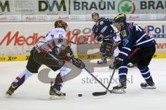 DEL - Eishockey - PlayOff - ERC Ingolstadt - Iserlohn Roosters - 1. Spiel - Danielsmeier Collin (Iserlohn10) und rechts Petr Taticek (ERC 17)