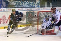 DEL - Eishockey - PlayOff - ERC Ingolstadt - Iserlohn Roosters - 1. Spiel - Brendan Brooks (ERC 49) am Tor von Torwart Lange Mathias (Iserlohn 24)