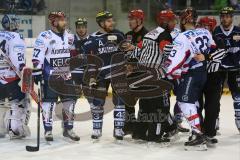 DEL - Eishockey - PlayOff - ERC Ingolstadt - Iserlohn Roosters - 1. Spiel - Derek Hahn (ERC 43) im Streit mit Foster Alex (Iserlohn 23)