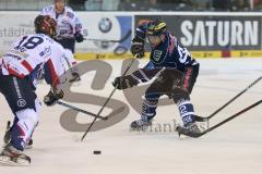 DEL - Eishockey - PlayOff - ERC Ingolstadt - Iserlohn Roosters - 1. Spiel - Jared Ross (ERC 42) am Tor links Jares Richard (Iserlohn 18)
