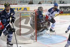 DEL - Eishockey - Finale 2015 - Spiel 2 - ERC Ingolstadt - Adler Mannheim - Torwart Timo Pielmeier (ERC 51) unter Beschuß