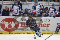 DEL - Eishockey - Finale 2015 - Spiel 2 - ERC Ingolstadt - Adler Mannheim - Christoph Gawlik (ERC 19) vor Mannheimer Bank
