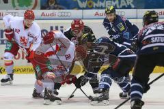 DEL - Eishockey - Playoff - Spiel 1 - ERC Ingolstadt - DEG Düsseldorf - Bully Manuel Strodel (DEG 20) und rechts Derek Hahn (ERC 43)