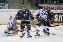 DEL - Eishockey - PlayOff - ERC Ingolstadt - Iserlohn Roosters - 1. Spiel - Christoph Gawlik (ERC 19) sieht Puck am Boden nicht Torwart Lange Mathias (Iserlohn 24)