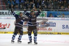 DEL - Eishockey - Finale 2015 - Spiel 2 - ERC Ingolstadt - Adler Mannheim - Patrick Hager (ERC 52) zieht Tor wird nicht gegeben, Jubel Christoph Gawlik (ERC 19)