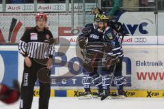 DEL - Eishockey - Finale 2015 - Spiel 2 - ERC Ingolstadt - Adler Mannheim - Tor Jubel Empty Net durch Petr Taticek (ERC 17) mit Thomas Greilinger (ERC 39)
