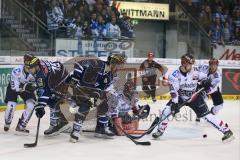DEL - Eishockey - Playoff - Spiel 5 - ERC Ingolstadt - Iserlohn Roosters - Jeffrey Szwez (ERC 10) Kampf Torwart Dshunussow Daniar (Iserlohn 30) Teubert Colten (Iserlohn 33)
